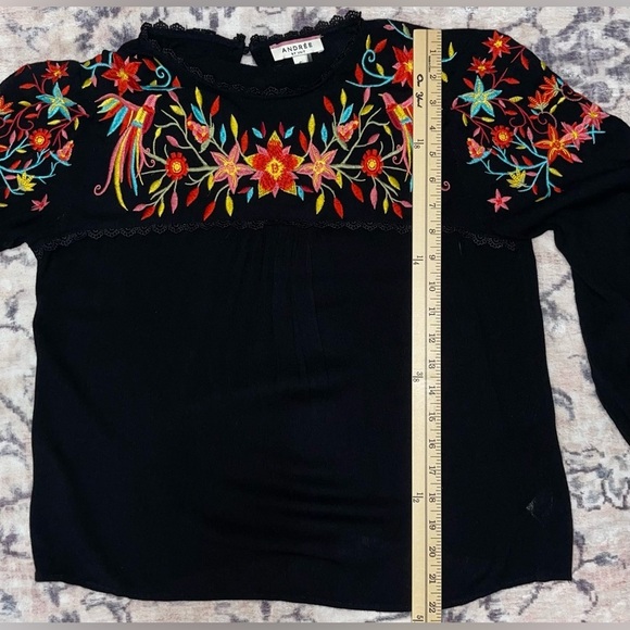 Andrée by Unit Women’s Floral Embroidered Black Babydoll Peasant Top Size Small - Picture 6 of 7